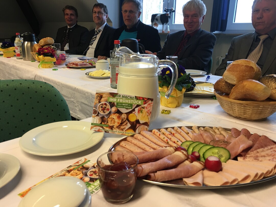 LBV-Vizeprsident Gerhard Glaser (3. v. r.) erlutert die Aktion in Sigmaringen; dabei (v. l.) Thomas Barei, MdB; Horst Wenk, LBV; Hubert Hopp, KBV; Gerhard Gonmmeringer, Leiter des Landwirtschaftsamtes im Landkreis Sigmaringen.