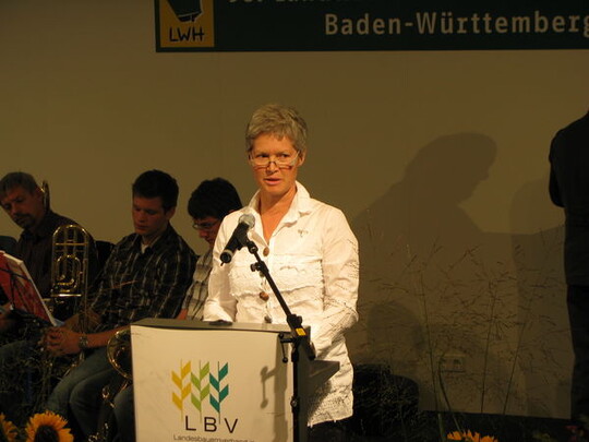 Hannelore Wrz, Prsidentin des Landfrauenverbandes Wrttemberg-Baden, spricht bei der Erntedankfeier auf dem Forum in Halle 1. 