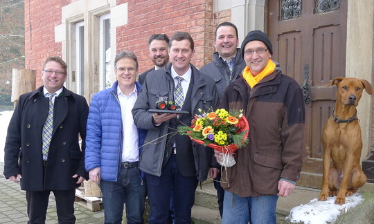 Strahlende Gesichter bei der symbolischen bergabe des Hauptgewinns, eines Claas Arion 510 Cmatic cis+ als Modell (v. l.): Karl Jakob (regionaler Verkaufsleiter Claas Wrttemberg), Gerhard Kretschmer (Anzeigenleiter BWagrar), Hubert Schmid (Claas Werksbeauftragter Traktoren), Gnter Ordnung (Claas Verkaufsleitung Sd), Otmar Schick (Verkauf Claas Wrttemberg), Gewinner Dieter Kmmerle und Hofhund Mola.