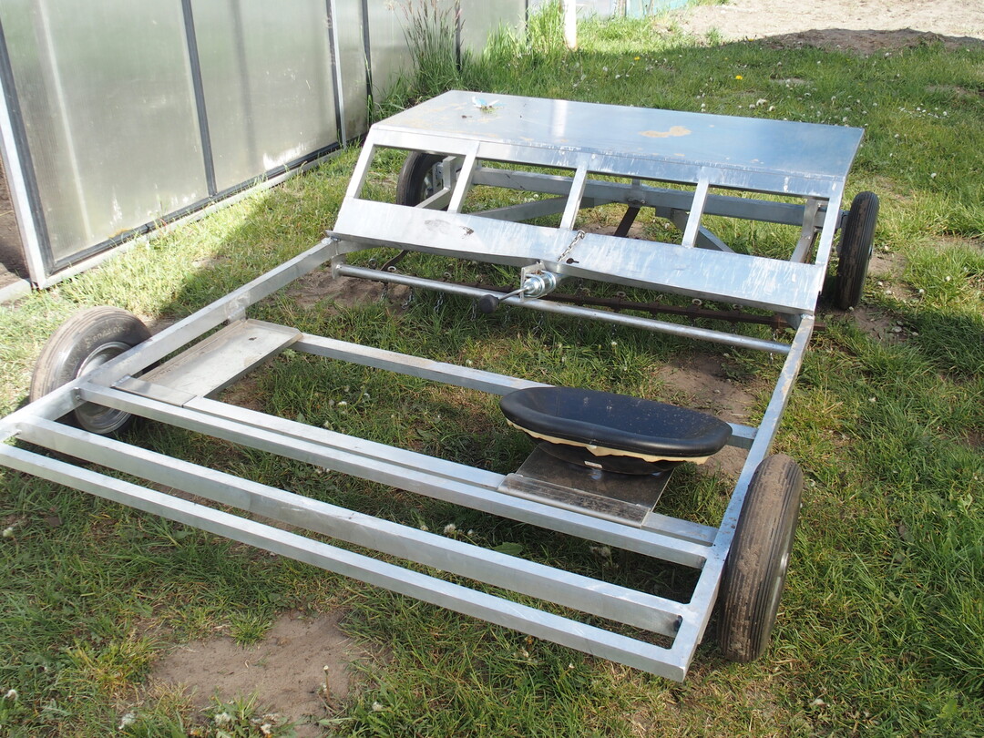 Oliver Holst entwickelte selbst eine leichte Pflanzmaschine für die Folienhäuser.