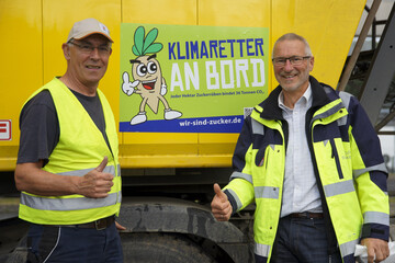 Nikolaus Zimmermann (links) und Ernst Merz aus der Rohstoffabteilung des Werkes Ochsenfurt der Sdzucker AG vor dem neu angebrachten Aufkleber der Aktion Rbenkampagne