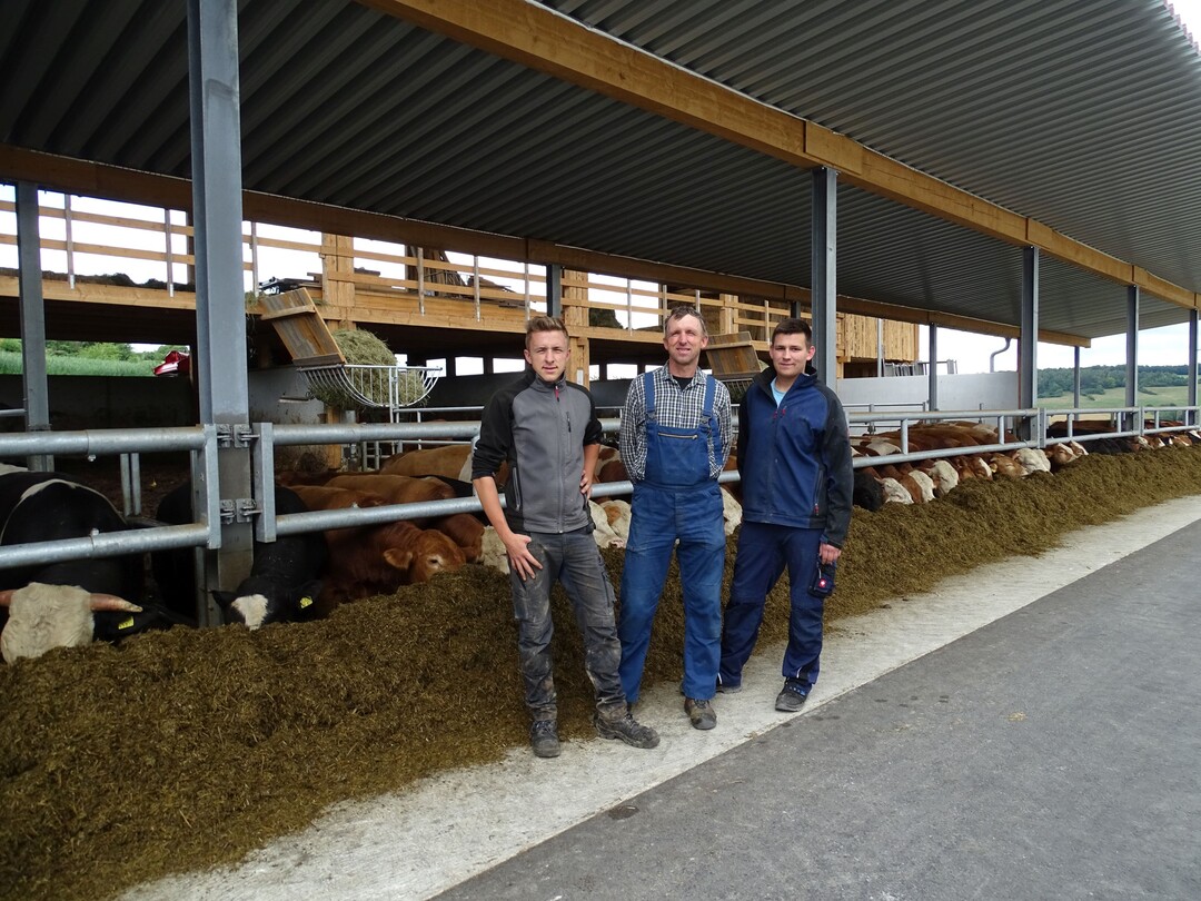 Bio-Landwirt Anton Scheidel, gemeinsam mit seinen Söhnen Xaver und Jonathan.