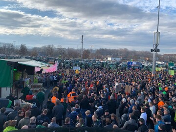 Im Rahmen der bundesweit von der Initiative Land schafft Verbindung organisierten Protestaktionen kamen nach Angaben der Veranstalter etwa 4000 Buerinnen und Bauern mit rund 2500 Traktoren auf den Cannstatter Wasen.