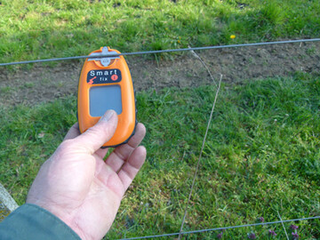 Die Zaunkontrolle erfolgt am besten mit einem Zaunprfgert. 