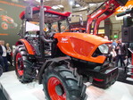 Was 2015 auf der Agritechnica mit einer Designstudie begann, hat Zetor mit dem neuen Major HS 80 jetzt in Serie umgesetzt. Die neuen Linie sollen die Dynamik des Traktors unterstreichen und im Zuge der Modellpflege in den anderen Baureihen Einzug halten.