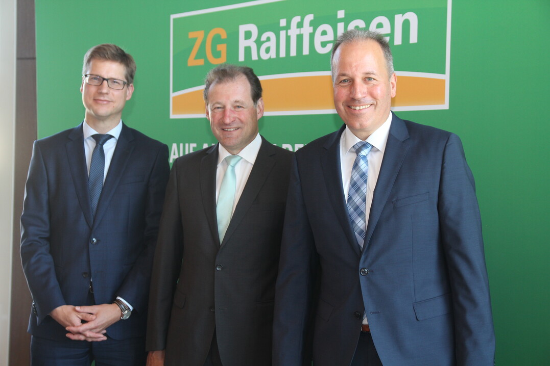 Der scheidende ZG-Vorstandsvorsitzende Dr. Ewald Glaser (Mitte) mit seinen beiden Nachfolgern Lukas Roßhart (rechts) und Dr. Holger Löbbert (links). Löbbert und Roßhart sollen ab Juli als gleichberechtigte Vorstände agieren. Ein Vorstandsvorsitzender sei nicht mehr vorgesehen, hieß es in Rastatt. Dr. Holger Löbbert verantwortet künftig das komplette Agrargeschäft mit den Bereichen Pflanzliche Produktion, Vermarktung, Tiernahrung und Technik. Lukas Roßhart verantwortet weiterhin das Verbrauchergeschäft mit Energie, Raiffeisenmärkten und Baustoffen.
