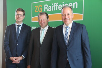 Der scheidende ZG-Vorstandsvorsitzende Dr. Ewald Glaser (Mitte) mit seinen beiden Nachfolgern Lukas Rohart (rechts) und Dr. Holger Lbbert (links). Lbbert und Rohart sollen ab Juli als gleichberechtigte Vorstnde agieren. Ein Vorstandsvorsitzender sei nicht mehr vorgesehen, hie es in Rastatt. Dr. Holger Lbbert verantwortet knftig das komplette Agrargeschft mit den Bereichen Pflanzliche Produktion, Vermarktung, Tiernahrung und Technik. Lukas Rohart verantwortet weiterhin das Verbrauchergeschft mit Energie, Raiffeisenmrkten und Baustoffen.