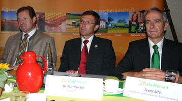 Erluterten fr die ZG Raiffeisen die Bilanz der Getreideernte und deren Einordnung ins Marktgeschehen (von links) Dr. Ewald Glaser, Vorstandsvorsitzender, Dr. Ralf Wiebe, Vorstandsmitglied und Franz Utz, Geschftsbereichsleiter Vermarktung.
