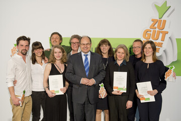 Bundesminister Schmidt (Bildmitte) mit den Gewinnern des ersten Bundespreises fr Engagement gegen Lebensmittelverschwendung. 