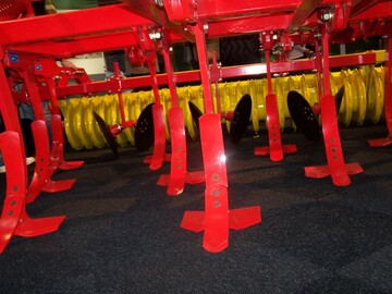 Die richtige Technik verwenden: Mit den modernen vierbalkigen Grubbern werden eine gleichmige Arbeitstiefe und eine gleichmige Stroheinarbeitung gewhrleistet.