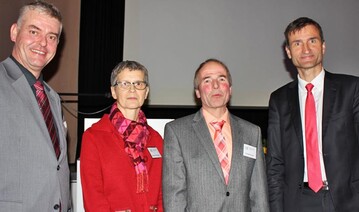 Im Amt besttigt: Alexander Schfer (l.) wurde fr weitere drei Jahre als KBV-Vorsitzender Zollernalb gewhlt. Zur Wahl gratulierten unter vielen anderen Waltraud Kostanzer, Landfrauenvorsitzende Zollernalb, Christian Reutter, Vorsitzender KBV Tbingen und Prof. Enno Bahrs (r.), Uni Hohenheim. 