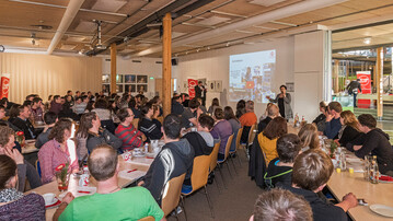 Angeregte Diskussionen zu aktuellen Themen und praxisnahe Einblicke in die Arbeit des Milchprfrings beim Zott-Aktionstag fr Hofnachfolger am 31. Januar