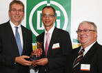 Rudolf Kaiser (r.), Leiter Qualitätsmanagement und Thomas Müller (Mitte), Leiter Qualitätssicherung, nahmen den Preis stellvertretend für alle Zott Mitarbeiterinnen und Mitarbeiter in Empfang. Den Preis übergab DLG-Hauptgeschäftsführer Dr. Reinhard Grandke.