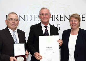  Belohnt mit dem 6. Bundesehrenpreis in Folge: (v.l.) DLG-Vizeprsident Prof. Dr. Achim Stiebing, Leiter der Zott Joghurt- und Dessertproduktion Konrad Hubinger und Ministerialdirektorin Dr. Katharina Bttcher.