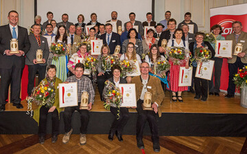 21 Milcherzeuger-Familien erhielten am 28. Januar in Ansbach die Goldene Milchkanne berreicht. Damit bescheinigte ihnen die Molkerei Zott besonders nachhaltiges Handeln und vorbildliche Milchqualitt.