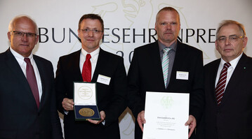 DLG-Vizeprsident Prof. Dr. Achim Stiebing (rechts) berreicht gemeinsam mit dem Parlamentarischen Staatssekretr Peter Bleser (links) Urkunde und Medaille an Wolfgang Petersen (2.v.r.) und Romanus Brugger.