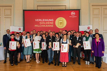 Gruppenbild mit den Preistrgern: Die Auszeichnung Goldene Milchkanne wird zweijhrlich an Zott-Milchlieferanten fr besonders nachhaltiges Handeln und vorbildliche Milchqualitt verliehen.