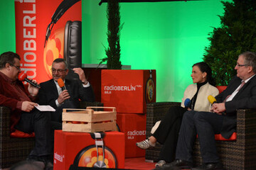 ZVG-Prsident Jrgen Mertz (v. l.) errtert mit der Vorsitzenden des Ausschusses fr Ernhrung und Landwirtschaft des Deutschen Bundestages, Gitta Connemann, und Jens Stechmann, dem Vorsitzenden des Bundesausschusses Obst und Gemse die derzeitigen Herausforderungen fr den deutschen Apfel.