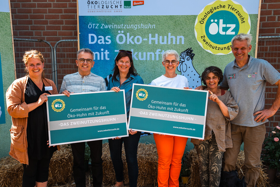 Dr. Ophelia Nick (BMEL) besuchte die Ökologische Tierzucht (ÖTZ) um mehr über Zweinutzungshühner zu erfahren.