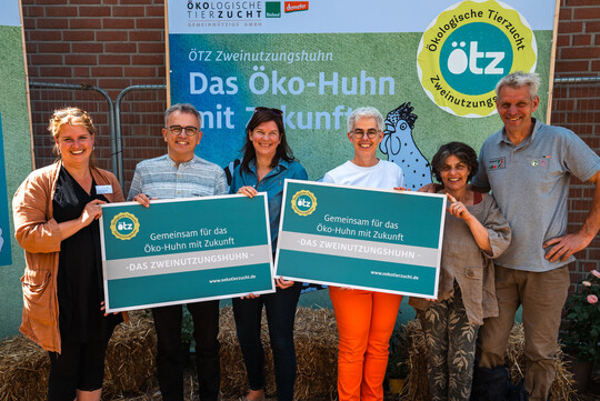 Dr. Ophelia Nick (BMEL) besuchte die kologische Tierzucht (TZ) um mehr ber Zweinutzungshhner zu erfahren.
